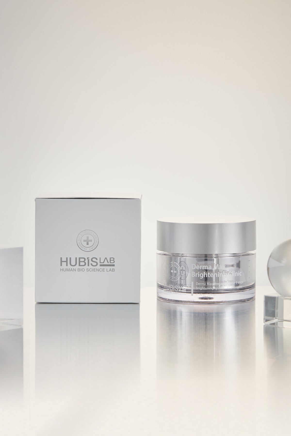 Hubislab Derma Max Brightening Clinic 50g displayed with packaging on a clean premium background 