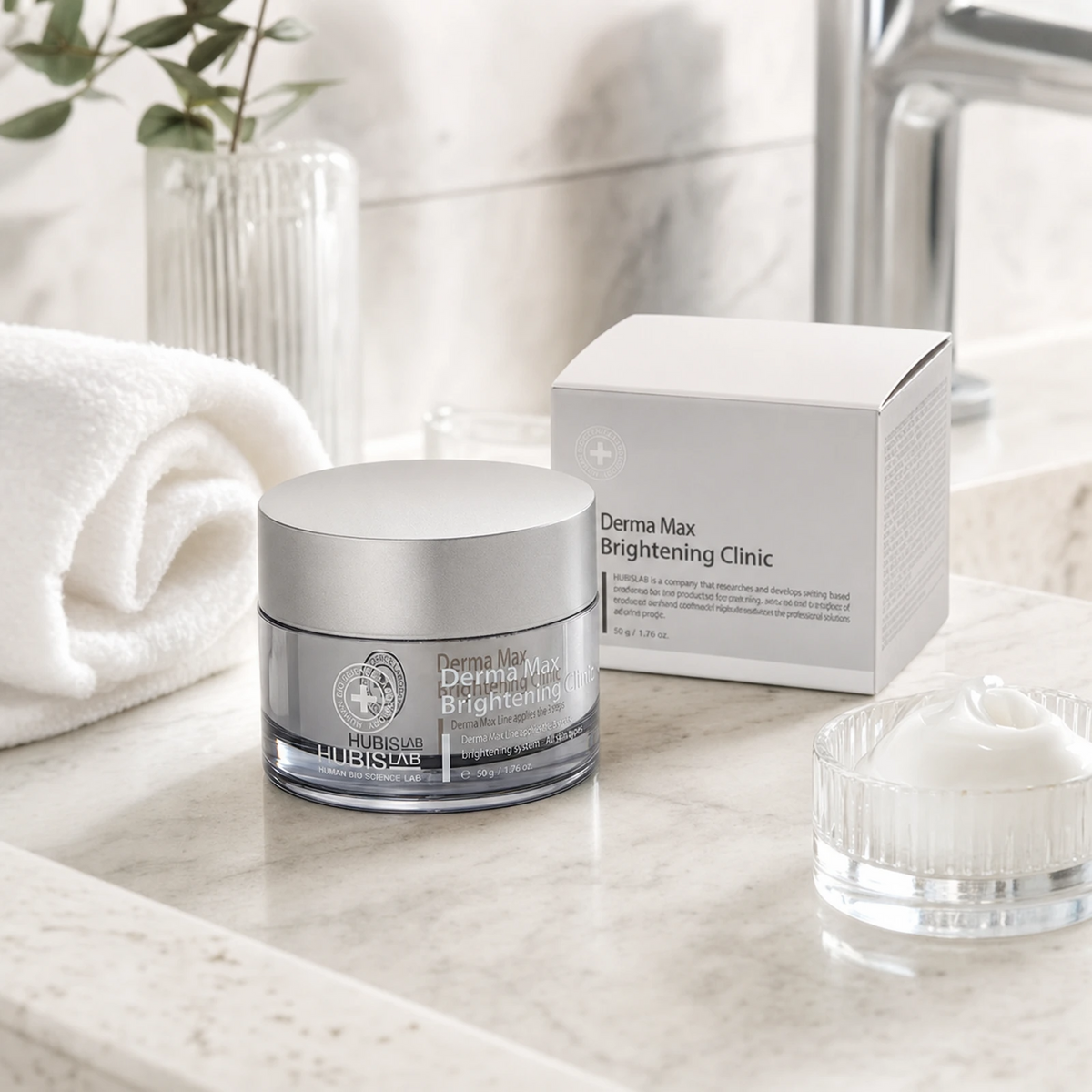 Hubislab Derma Max Brightening Clinic 50g benefit callout image highlighting brightens uneven skin, targets dark spots, deep overnight moisture and smooth radiant finish.