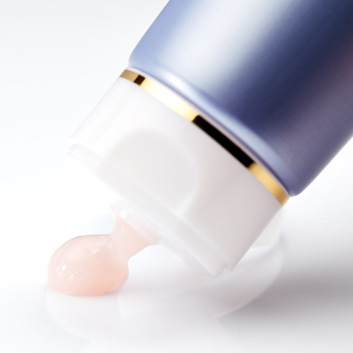 Phytomer Pionnière XMF Supreme Gel-to-Oil Cleanser gel texture dispensed from tube.